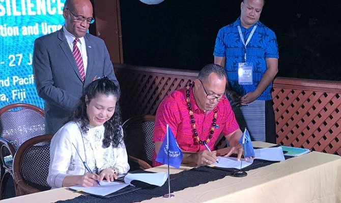 Ms Tomoko Nishimoto, ILO Regional Director for Asia Pacific (L) and Mr. Kosi Latu, SPREP Director General (R), signing a new partnership.