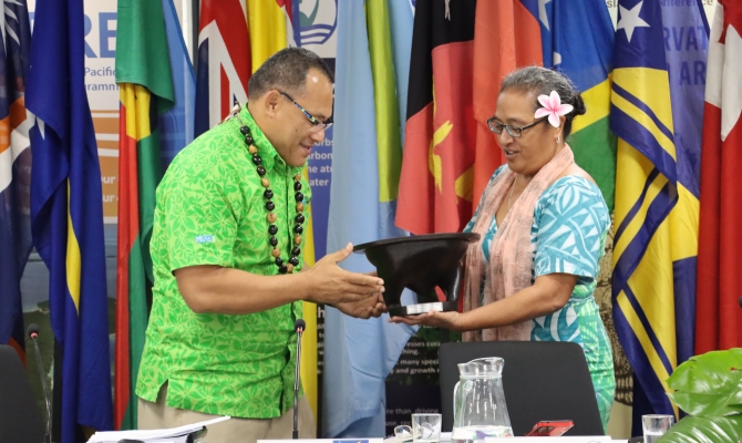 Presentation of gift from Tokelau to outgoing Director General