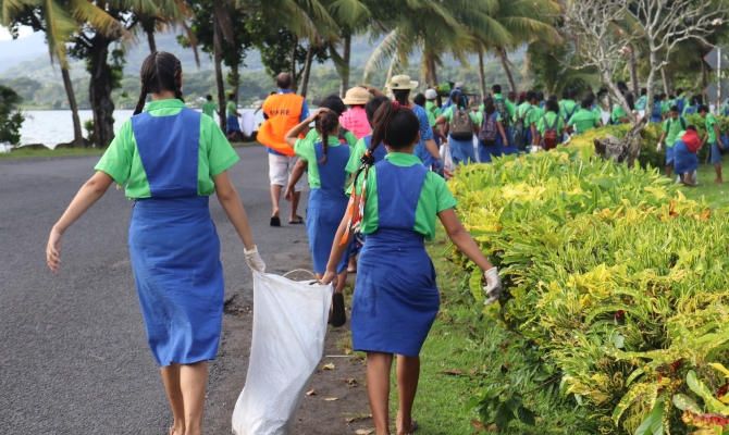 Students at World Ocean Day clean-up