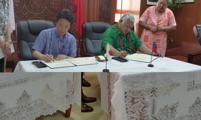 Parliamentary Vice Minister for Foreign Affairs, Japan, His Excellency, Mr. Masakazu Hamachi, and Honourable Prime Minister of Samoa, Tuilaepa Neioti Lupesoliai Sailele Malielegaoi, signing the Exchange of Notes. Photo: SPREP